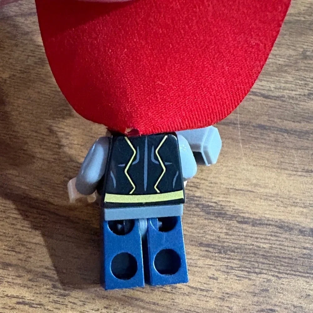 LEGO Marvel Super Heroes Thor Minifigure with Mjolnir Hammer and Red Cape